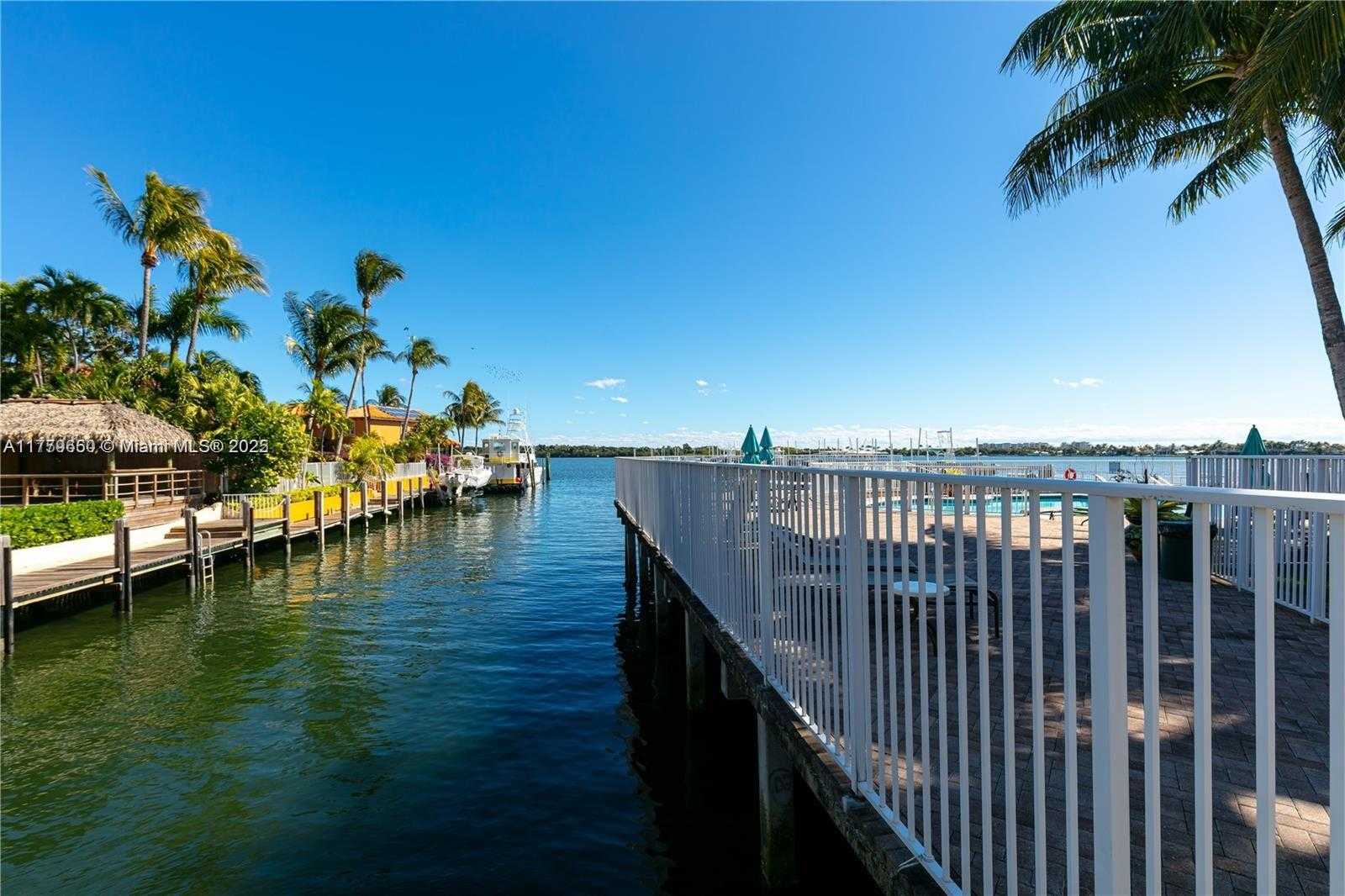 Small Image of 104 HARBORS WAY #104, Boynton Beach Number 5