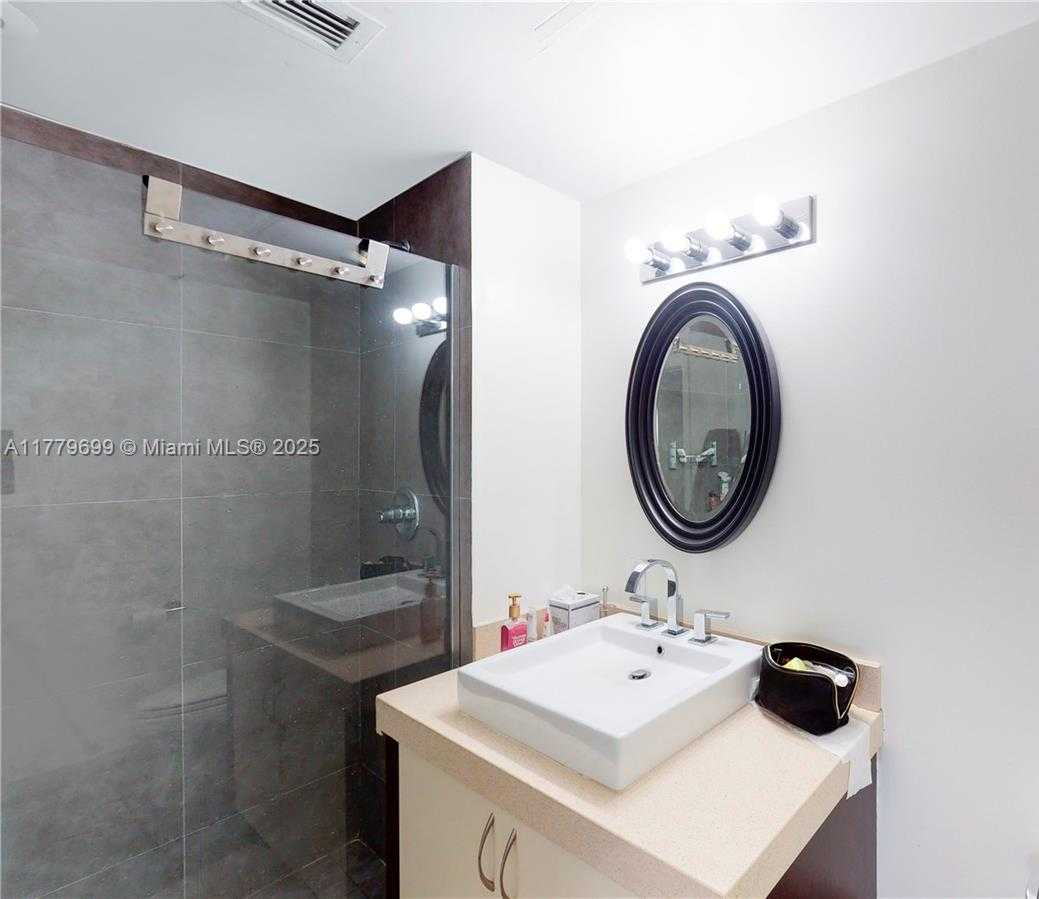 Small Image of 2160 PARK AVE #104, Miami Beach Number 6