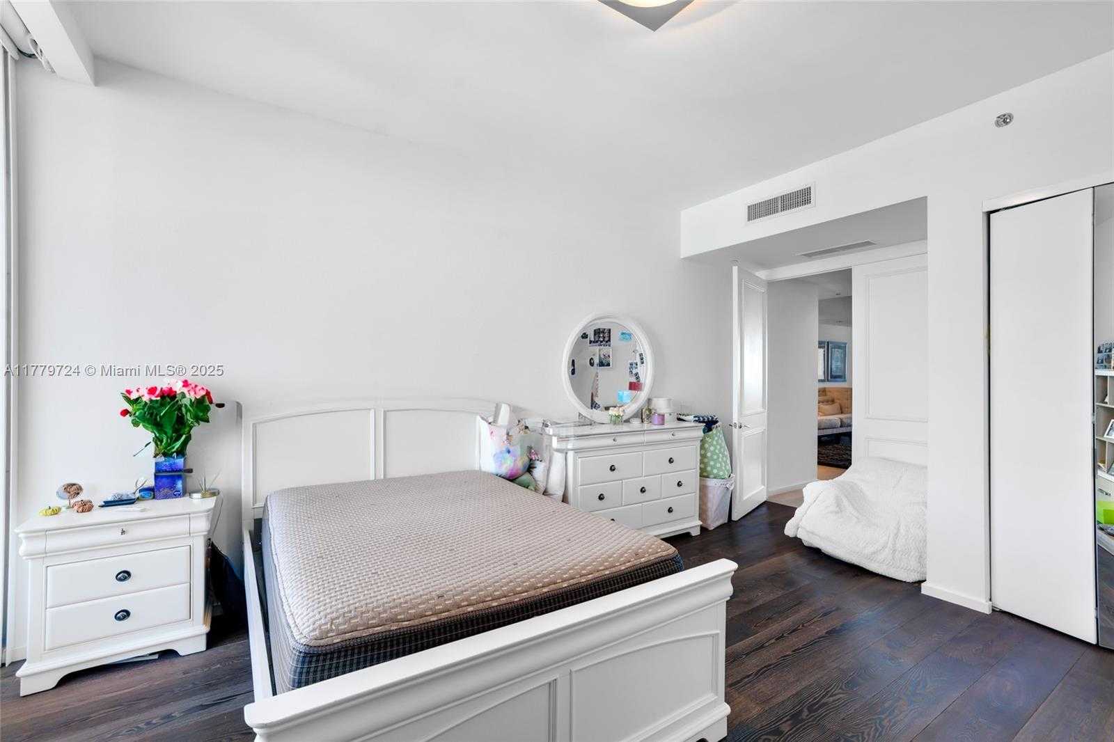 Small Image of 5959 COLLINS AVE #1105, Miami Beach Number 43