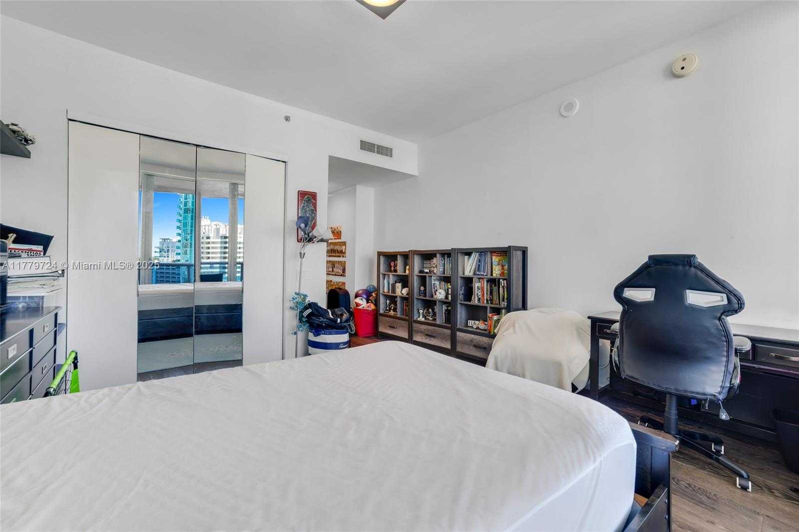 Small Image of 5959 COLLINS AVE #1105, Miami Beach Number 54