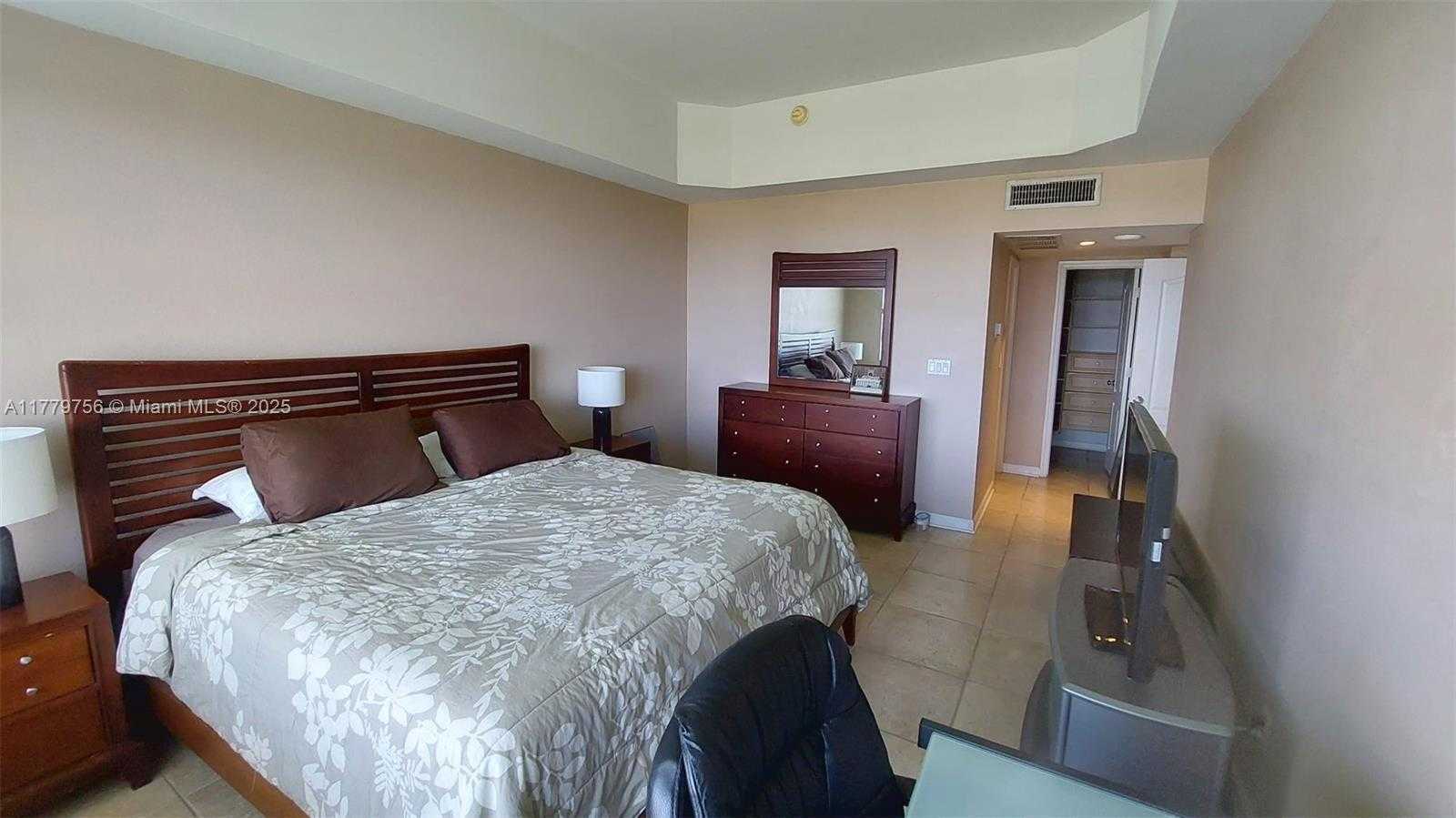 Small Image of 5600 COLLINS AVE #17J, Miami Beach Number 21