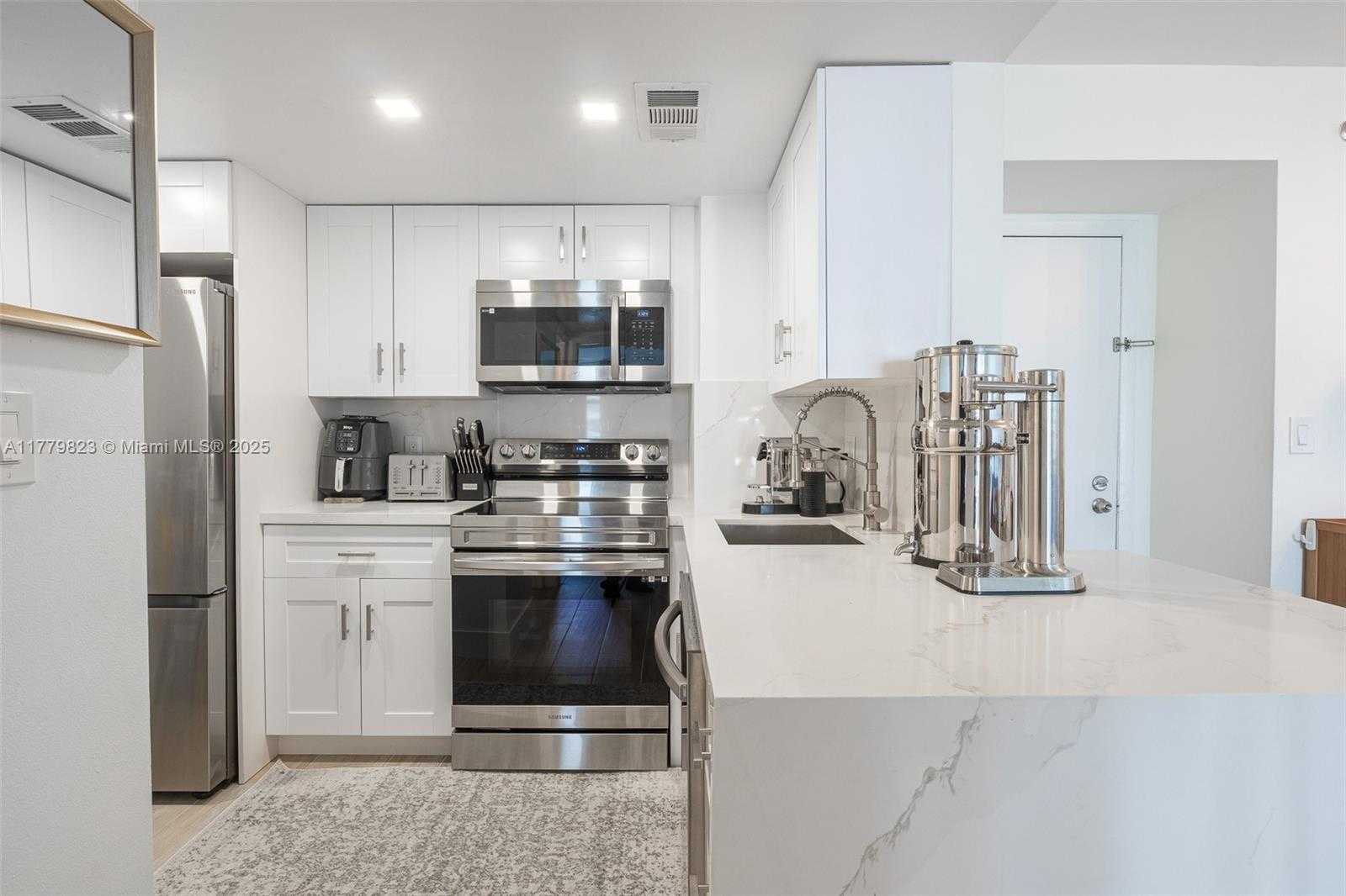 Small Image of 770 CLAUGHTON ISLAND DR #609, Miami Number 2