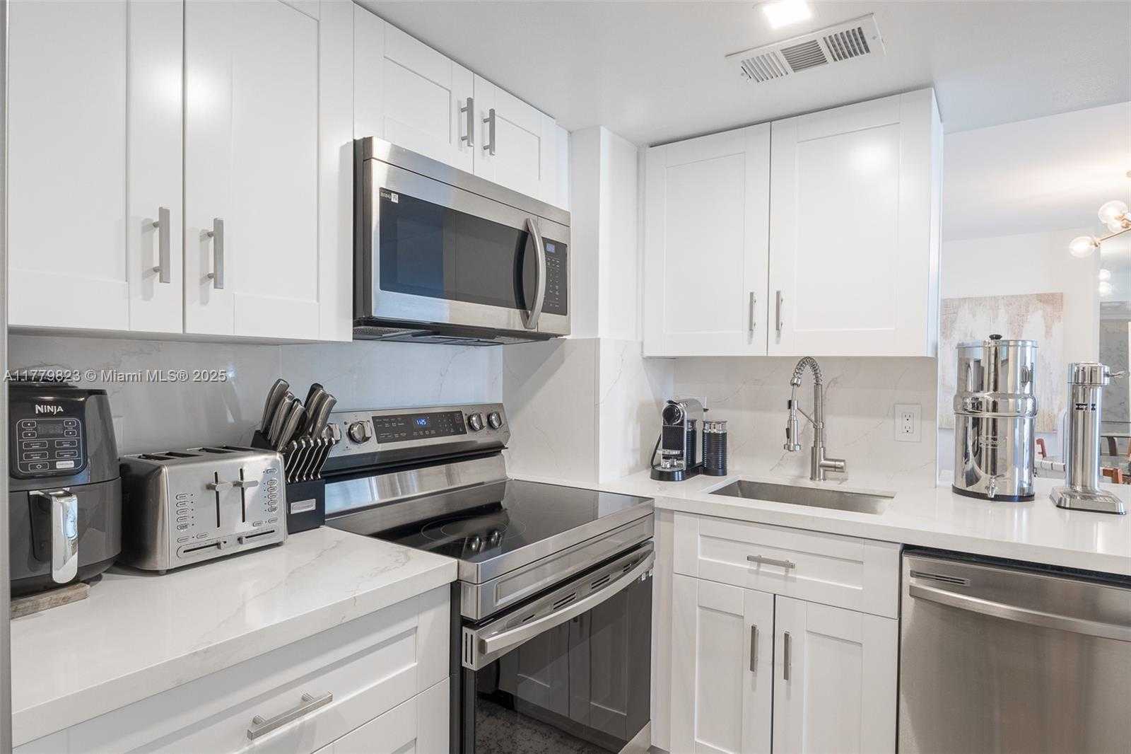 Small Image of 770 CLAUGHTON ISLAND DR #609, Miami Number 3