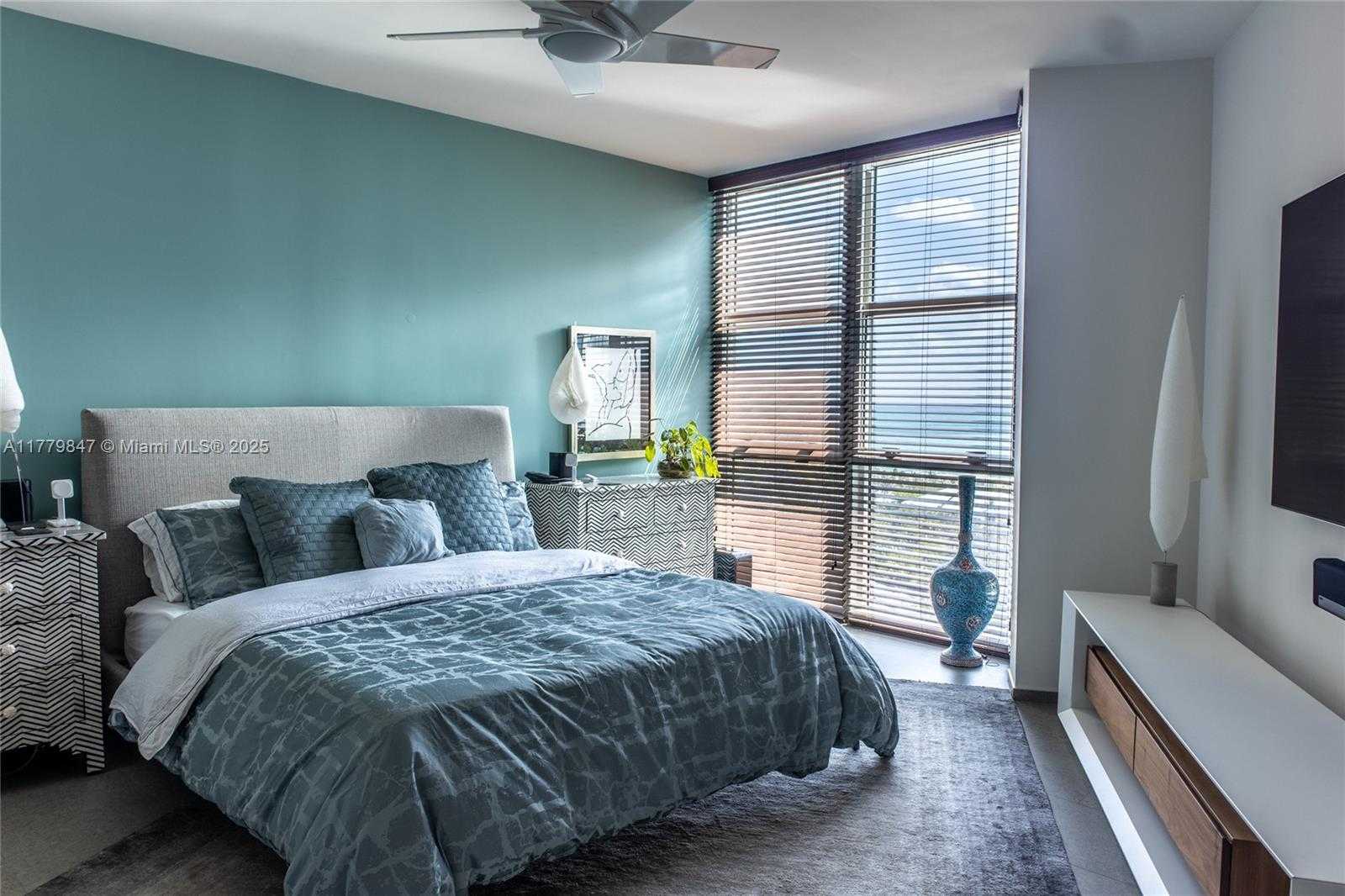 Small Image of 300 SOUTH POINTE DR #1502, Miami Beach Number 10