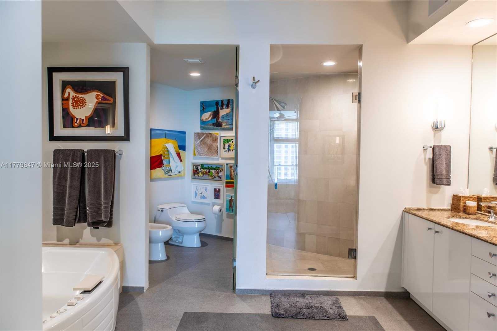 Small Image of 300 SOUTH POINTE DR #1502, Miami Beach Number 13