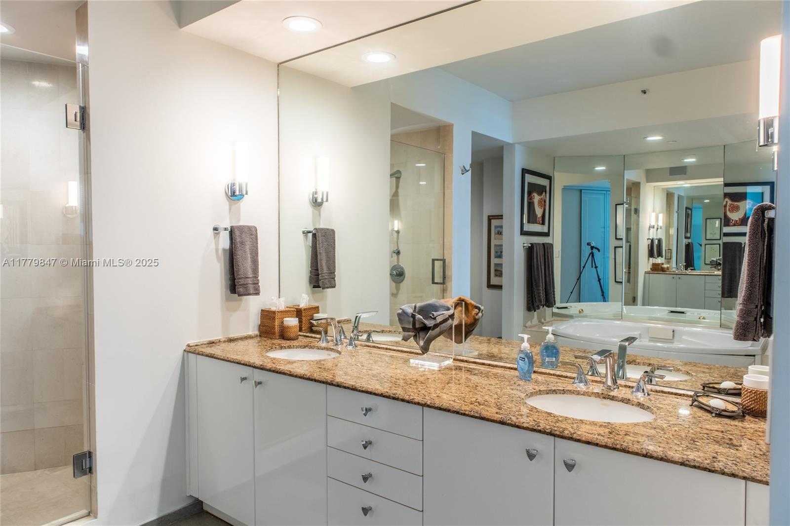 Small Image of 300 SOUTH POINTE DR #1502, Miami Beach Number 14