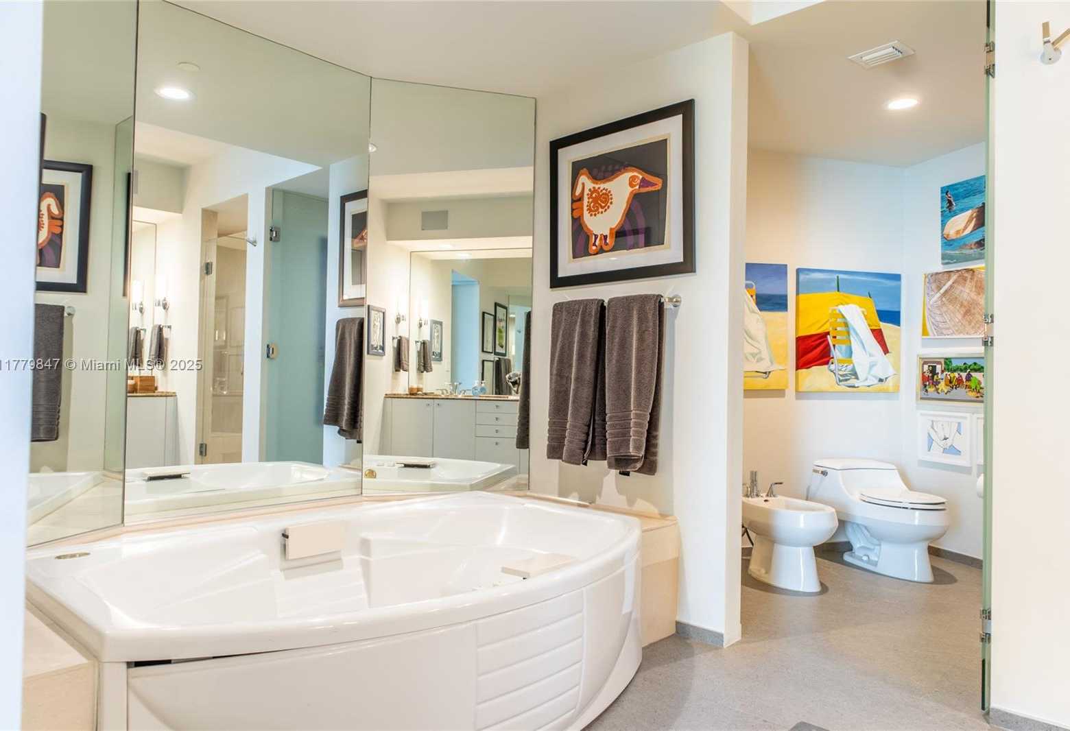 Small Image of 300 SOUTH POINTE DR #1502, Miami Beach Number 15