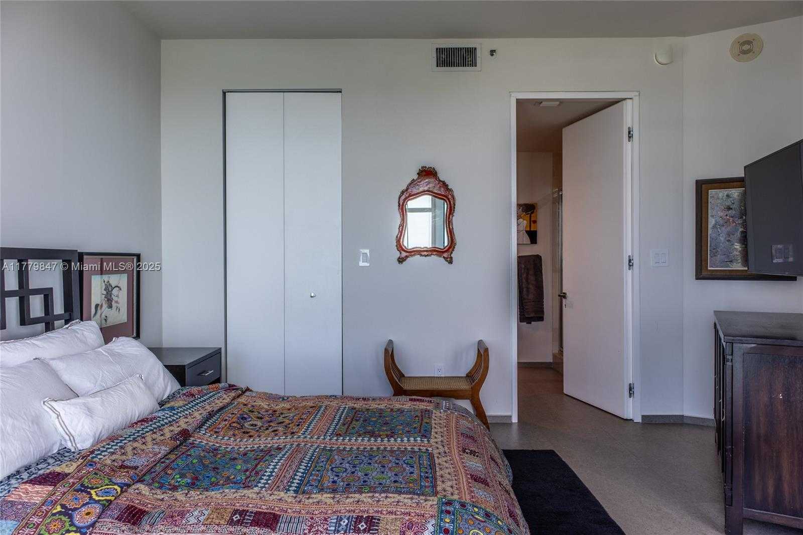 Small Image of 300 SOUTH POINTE DR #1502, Miami Beach Number 24