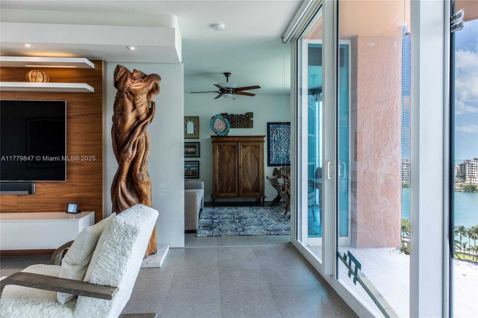 Small Image of 300 SOUTH POINTE DR #1502, Miami Beach Number 25