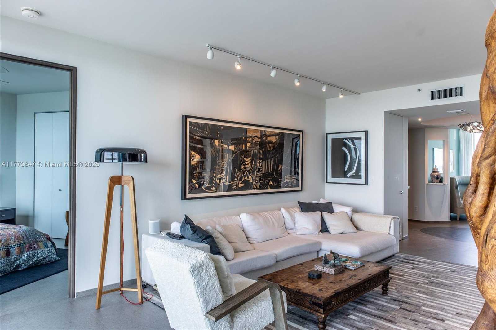 Small Image of 300 SOUTH POINTE DR #1502, Miami Beach Number 30