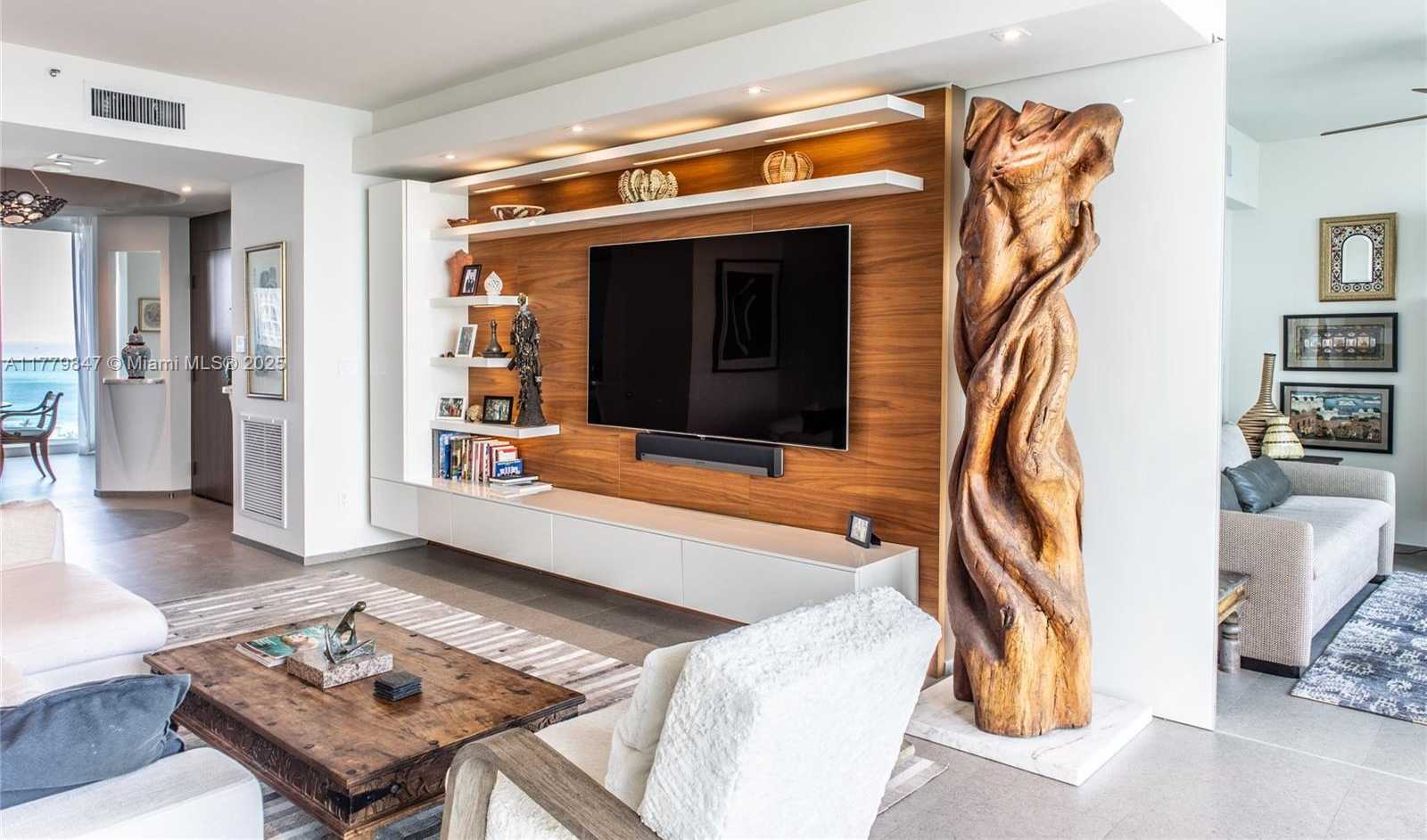 Small Image of 300 SOUTH POINTE DR #1502, Miami Beach Number 31