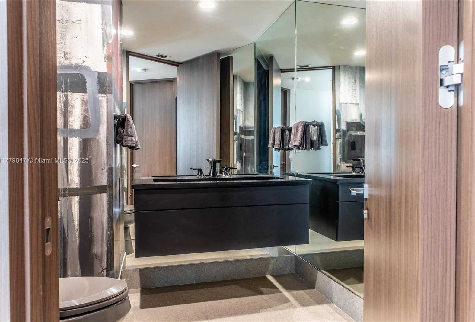 Small Image of 300 SOUTH POINTE DR #1502, Miami Beach Number 35