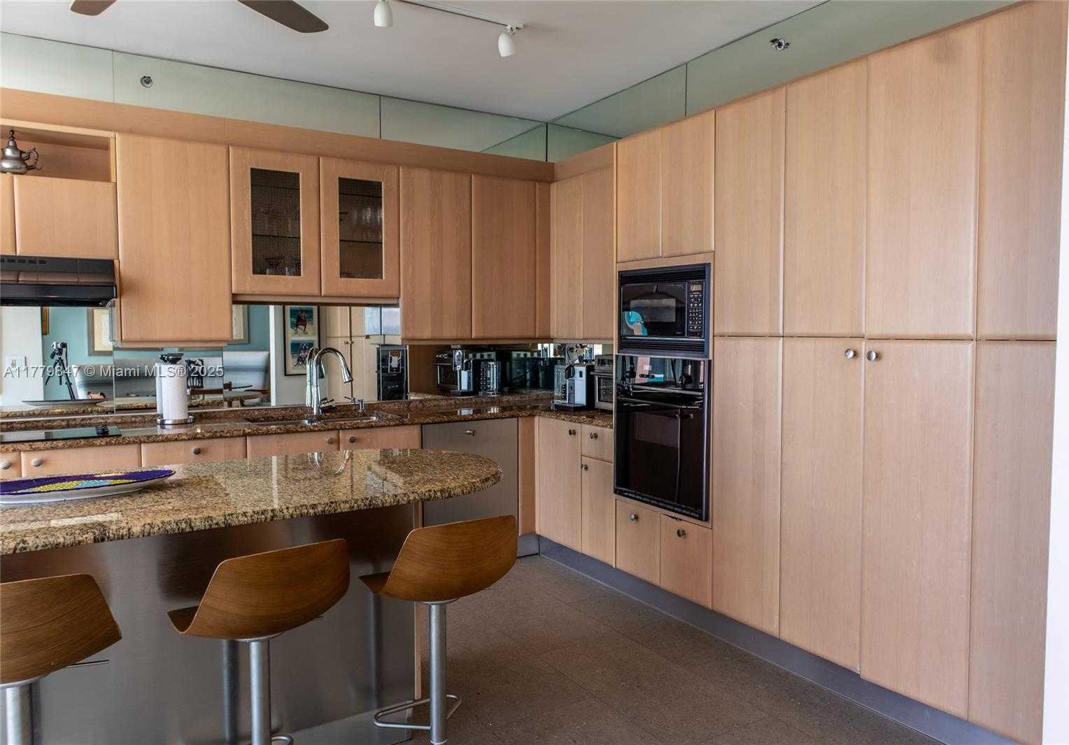 Small Image of 300 SOUTH POINTE DR #1502, Miami Beach Number 6