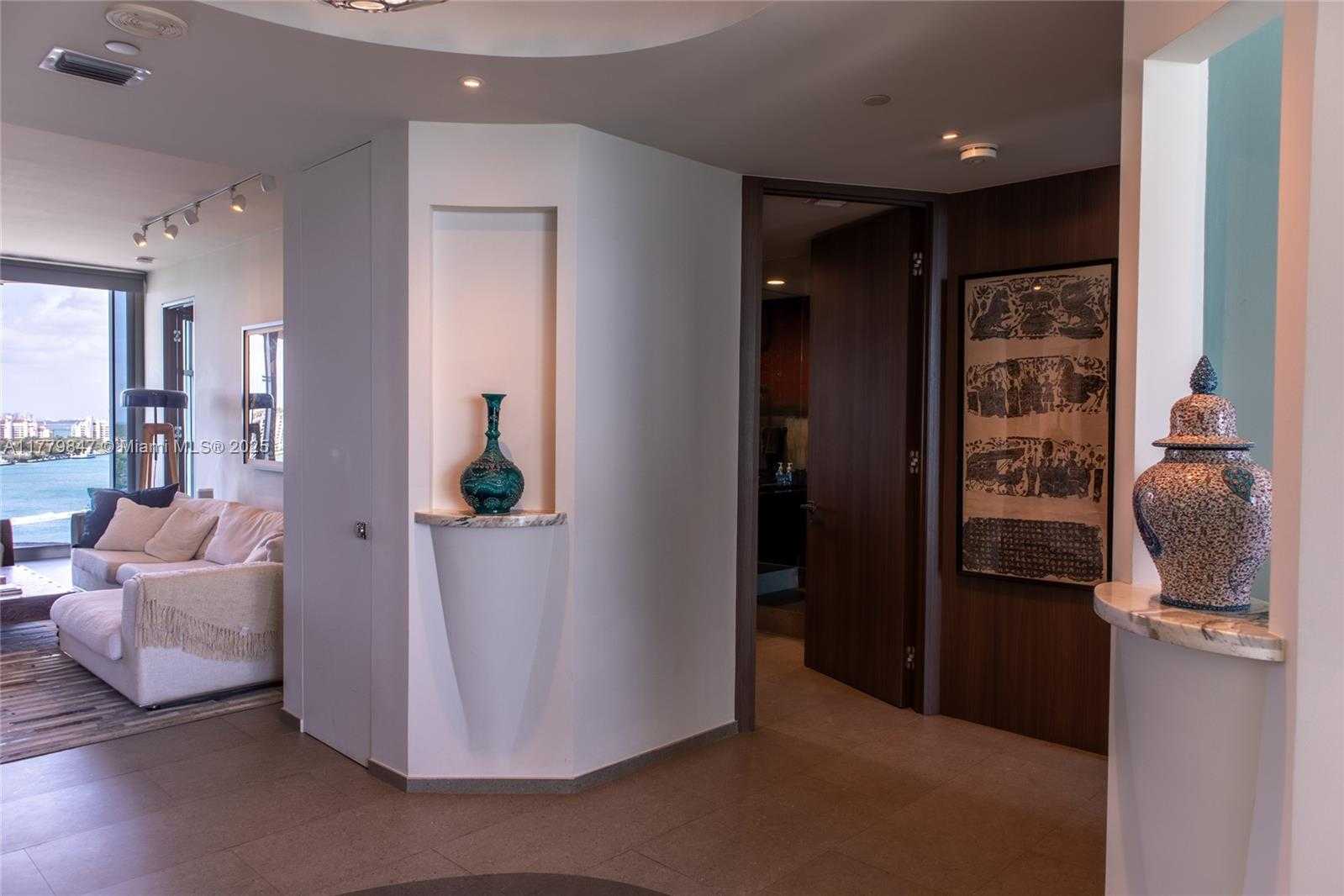 Small Image of 300 SOUTH POINTE DR #1502, Miami Beach Number 9