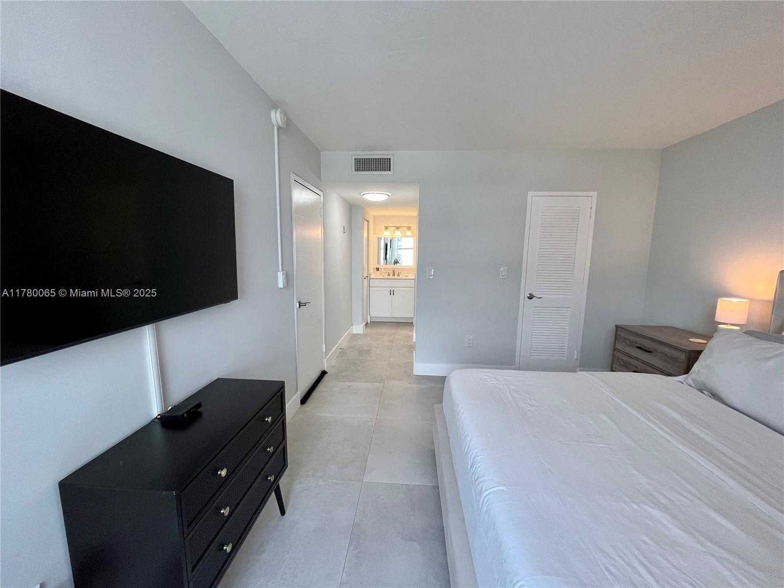 Small Image of 2899 COLLINS AVE #917, Miami Beach Number 14