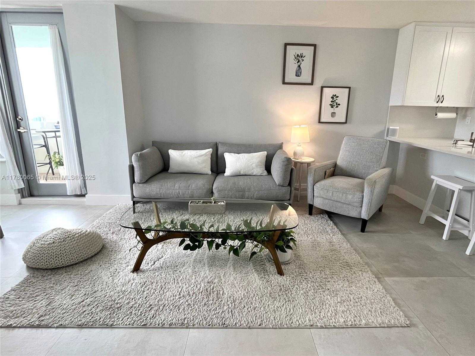 Small Image of 2899 COLLINS AVE #917, Miami Beach Number 4
