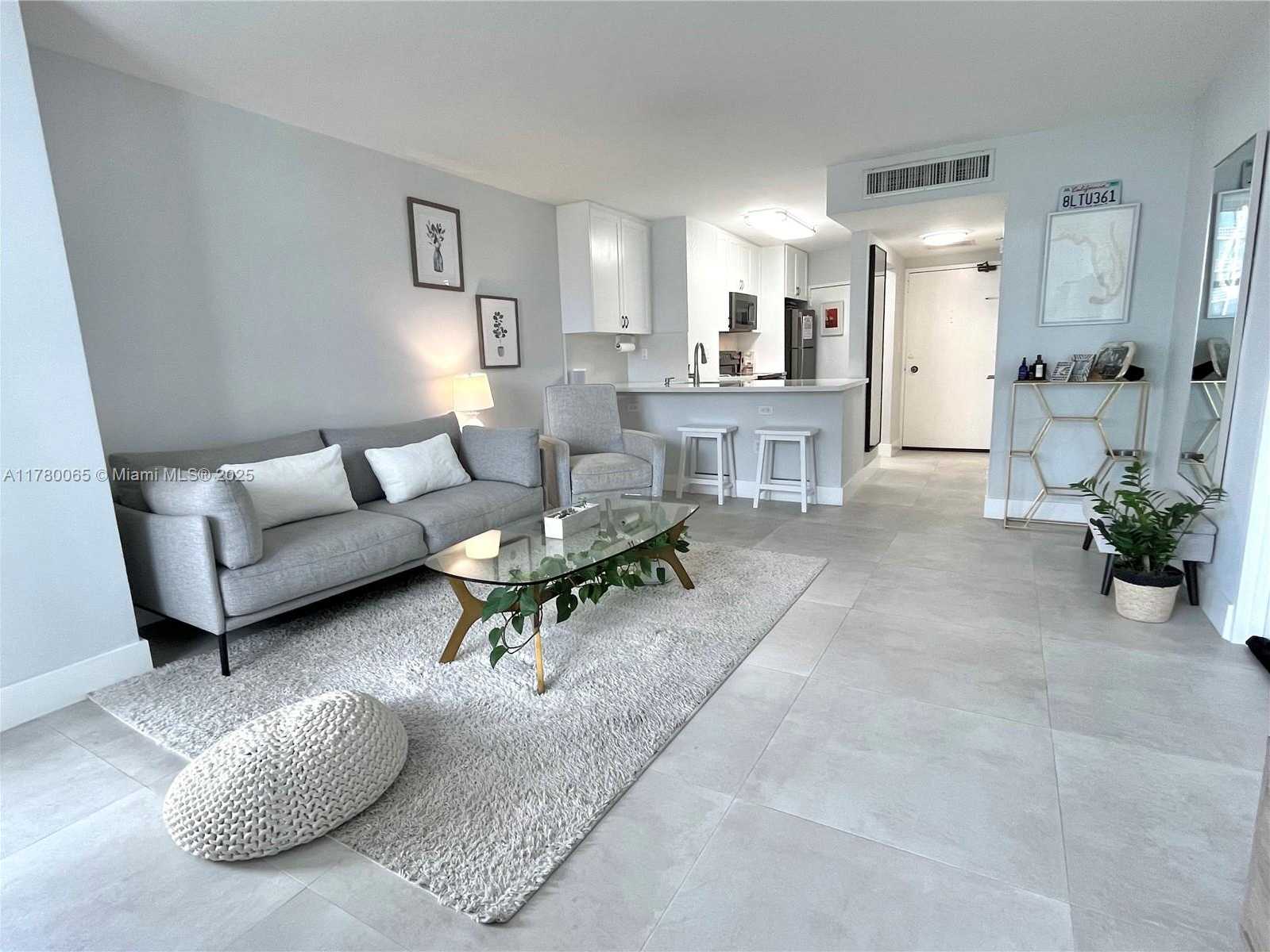 Small Image of 2899 COLLINS AVE #917, Miami Beach Number 5