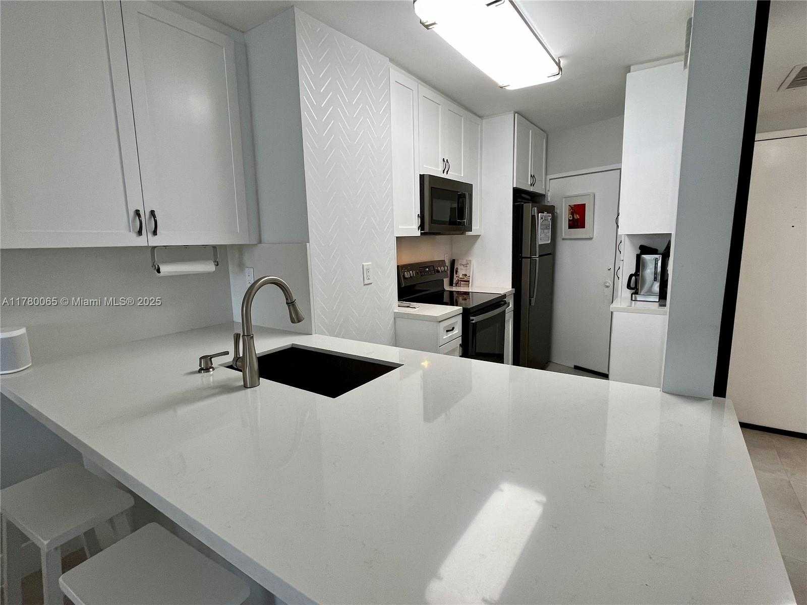 Small Image of 2899 COLLINS AVE #917, Miami Beach Number 6