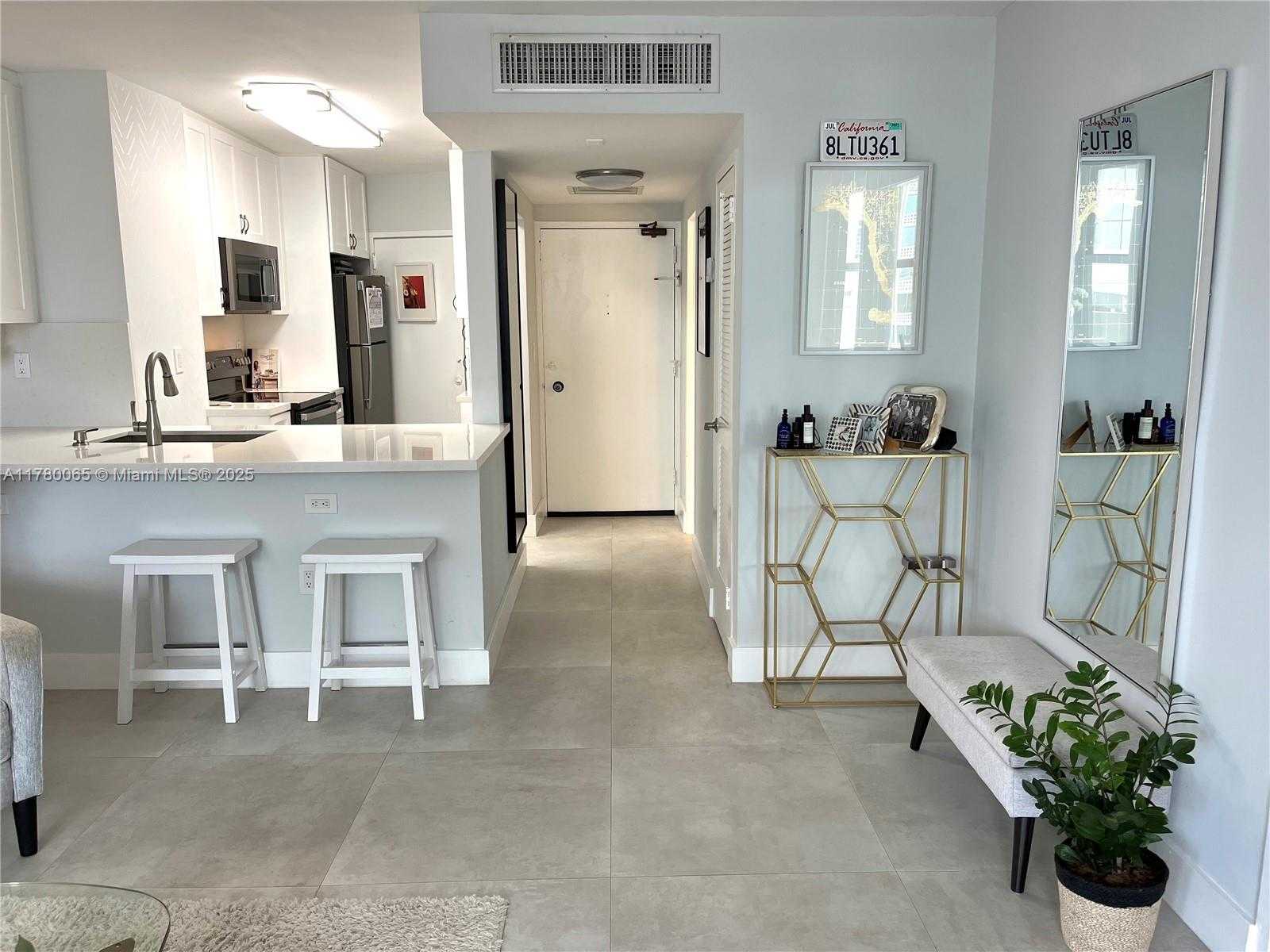 Small Image of 2899 COLLINS AVE #917, Miami Beach Number 8