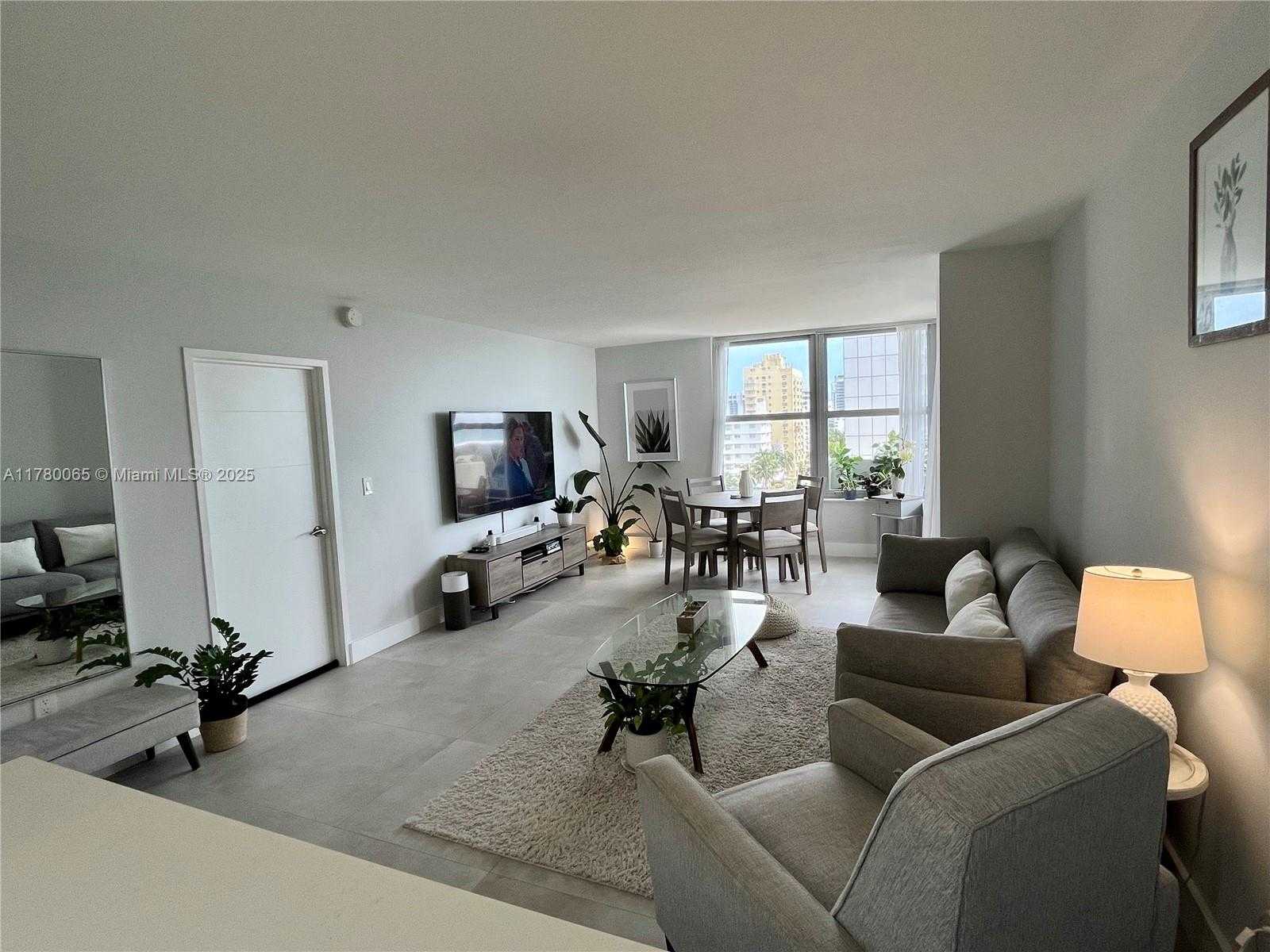 Small Image of 2899 COLLINS AVE #917, Miami Beach Number 9