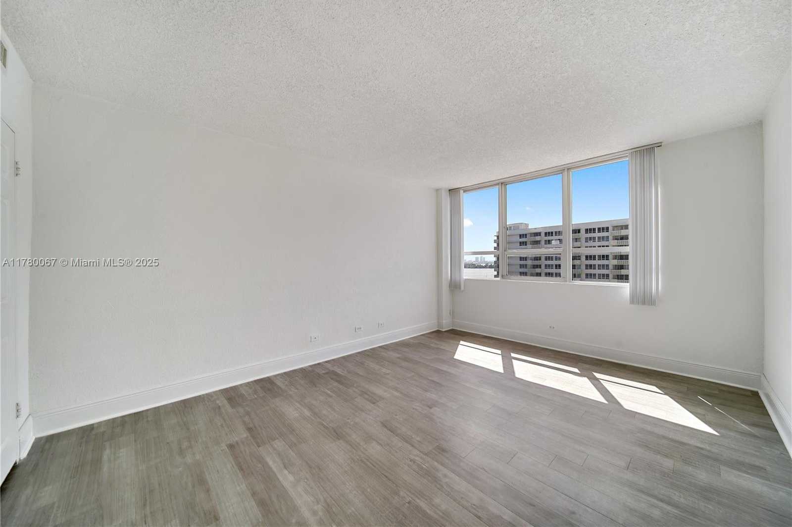 Small Image of 1500 BAY RD #S-0760, Miami Beach Number 17