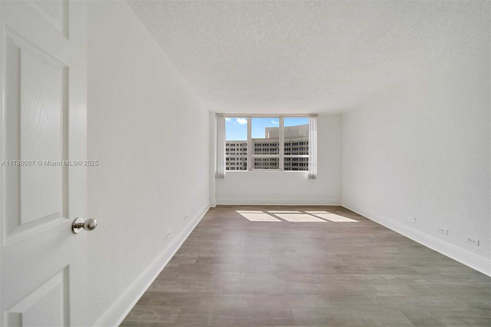 Small Image of 1500 BAY RD #S-0760, Miami Beach Number 23