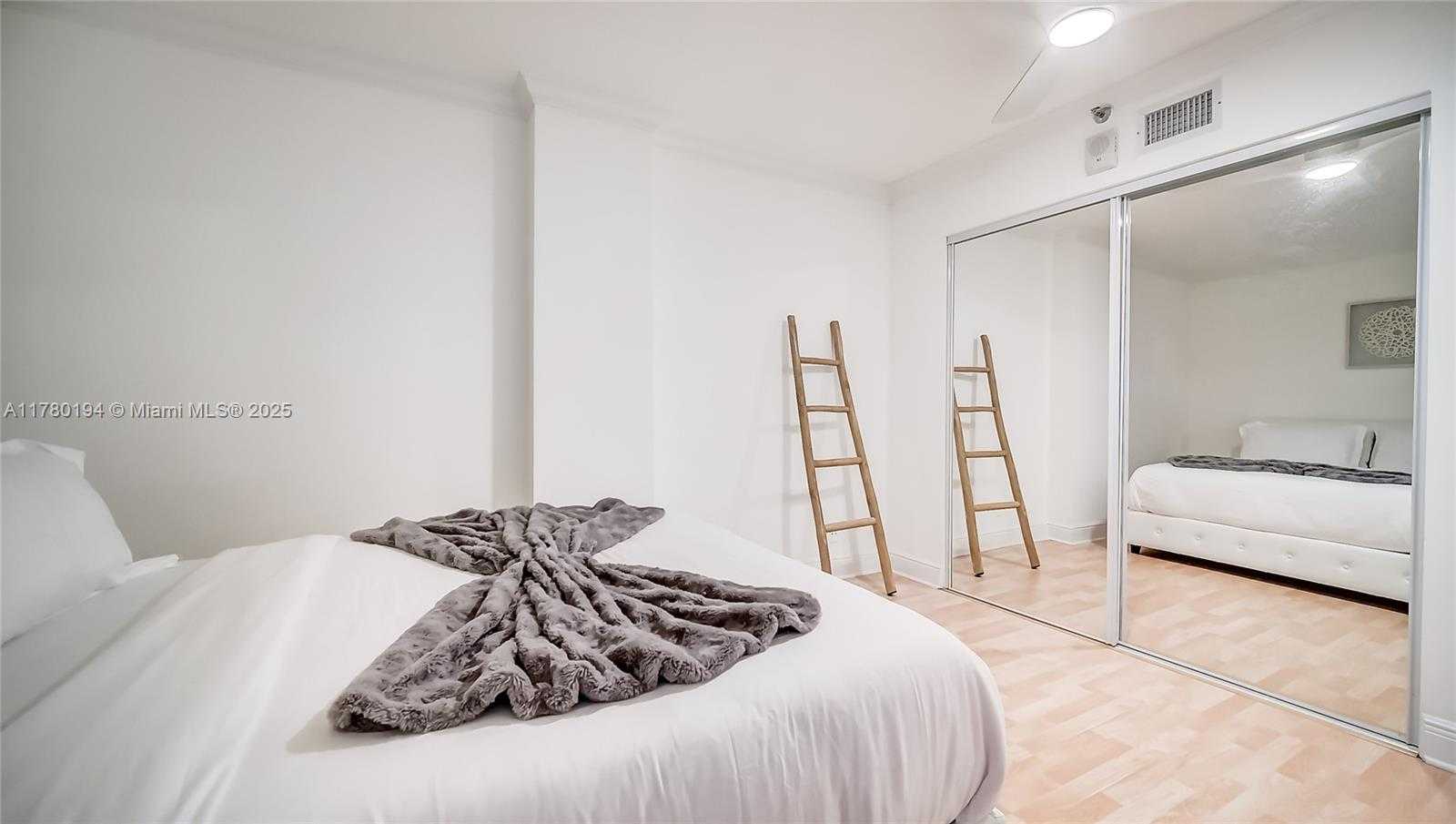 Small Image of 2401 COLLINS AVE #904, Miami Beach Number 15