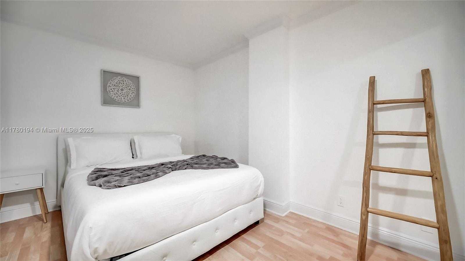 Small Image of 2401 COLLINS AVE #904, Miami Beach Number 16