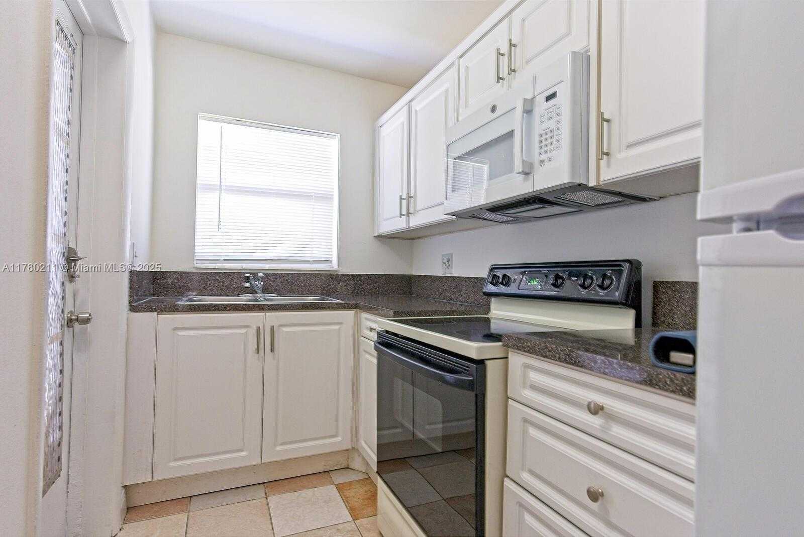 Small Image of 270 LAYNE BLVD #113, Hallandale Beach Number 3