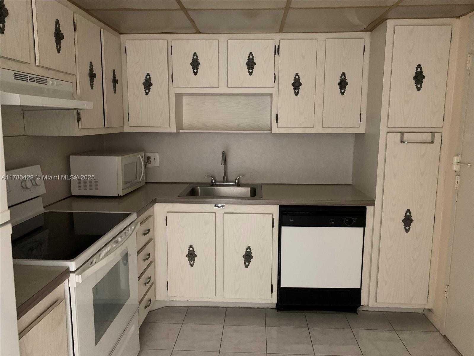 Small Image of 3800 SOUTH OCEAN DR #615, Hollywood Number 4