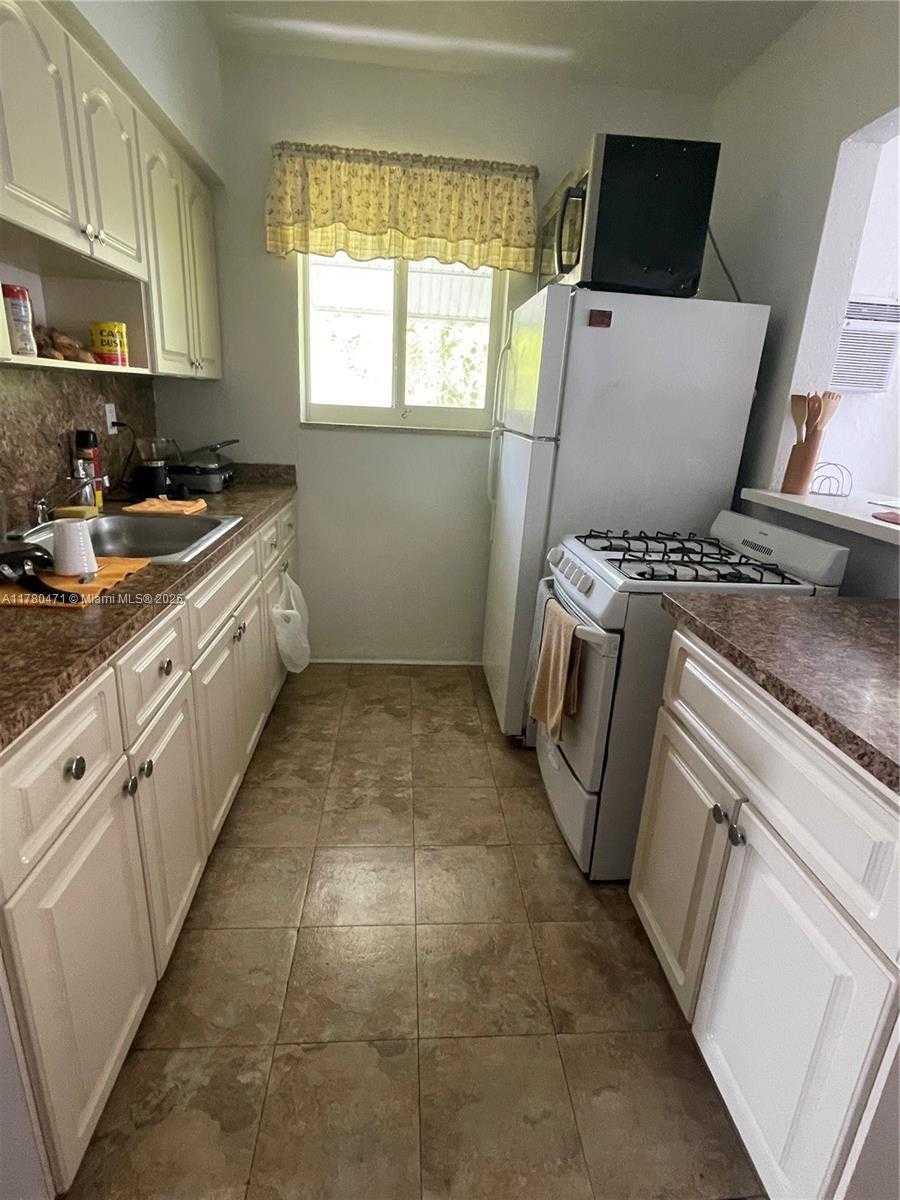 Small Image of 1000 BIARRITZ DR #3, Miami Beach Number 2