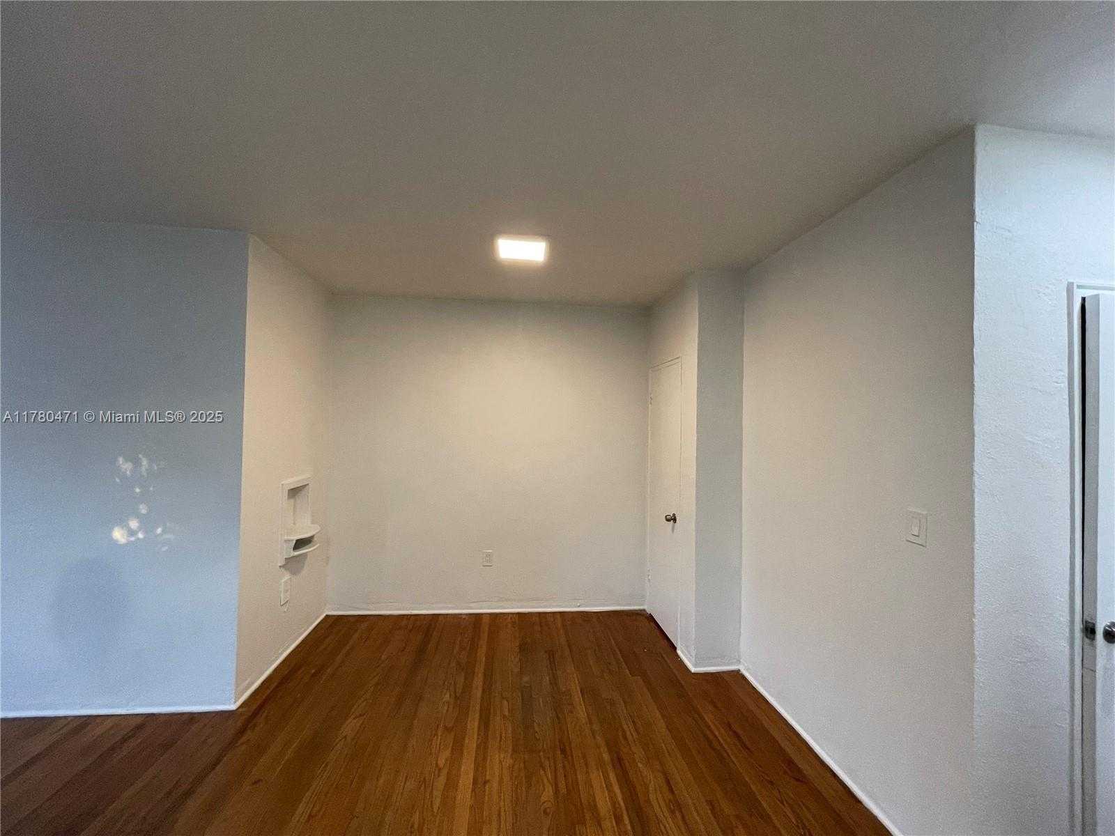Small Image of 1000 BIARRITZ DR #3, Miami Beach Number 4