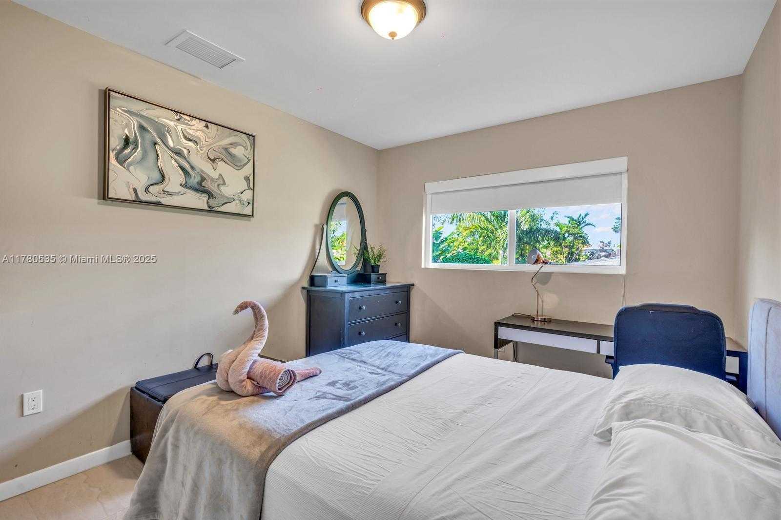 Small Image of Miami Number 3