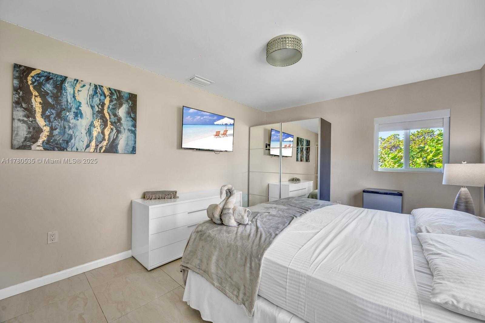 Small Image of Miami Number 7