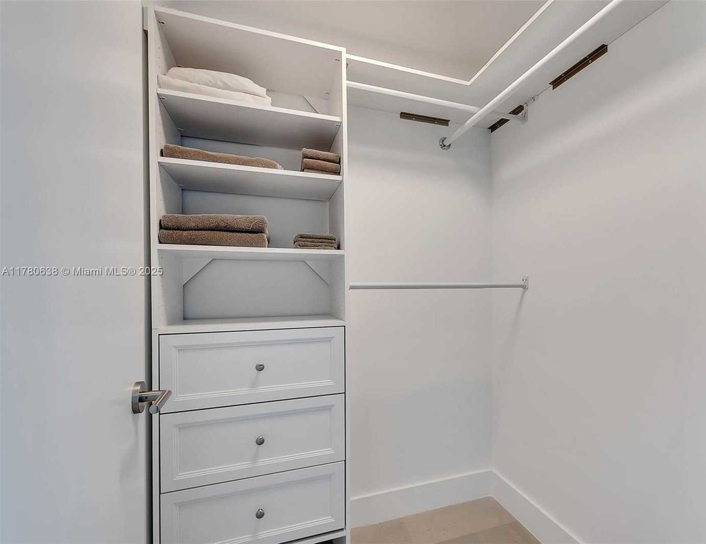 Small Image of 68 SOUTH EAST 6TH ST #3911, Miami Number 18