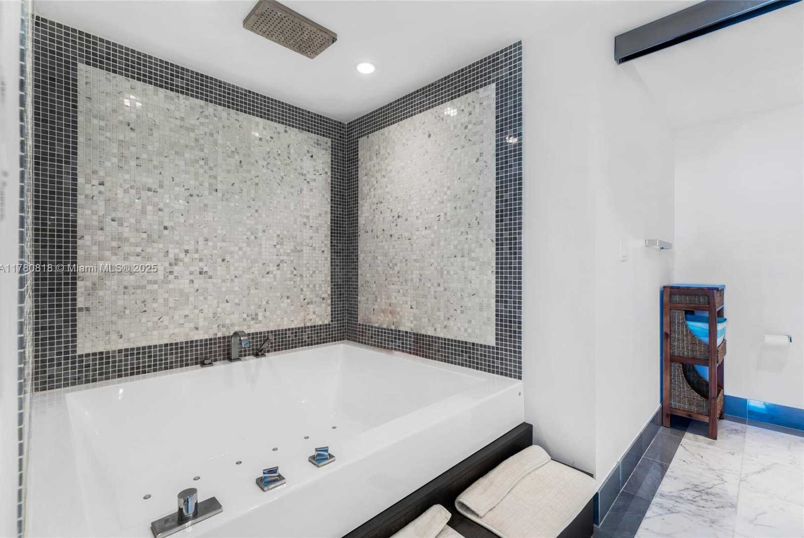 Small Image of 200 BISCAYNE BOULEVARD WAY #3912, Miami Number 13