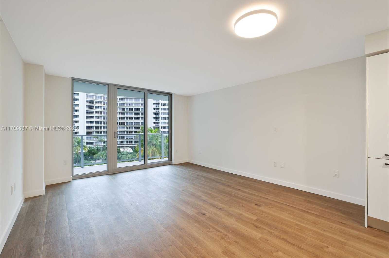 Small Image of 1500 BAY RD #N-1521, Miami Beach Number 3