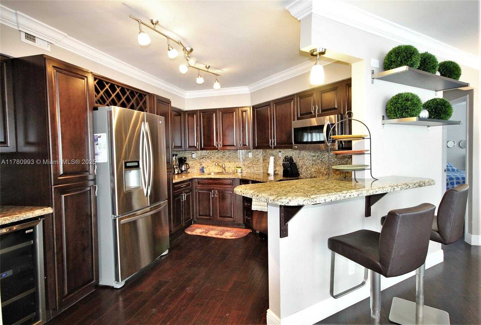 Small Image of 5151 COLLINS AV #924, Miami Beach Number 5