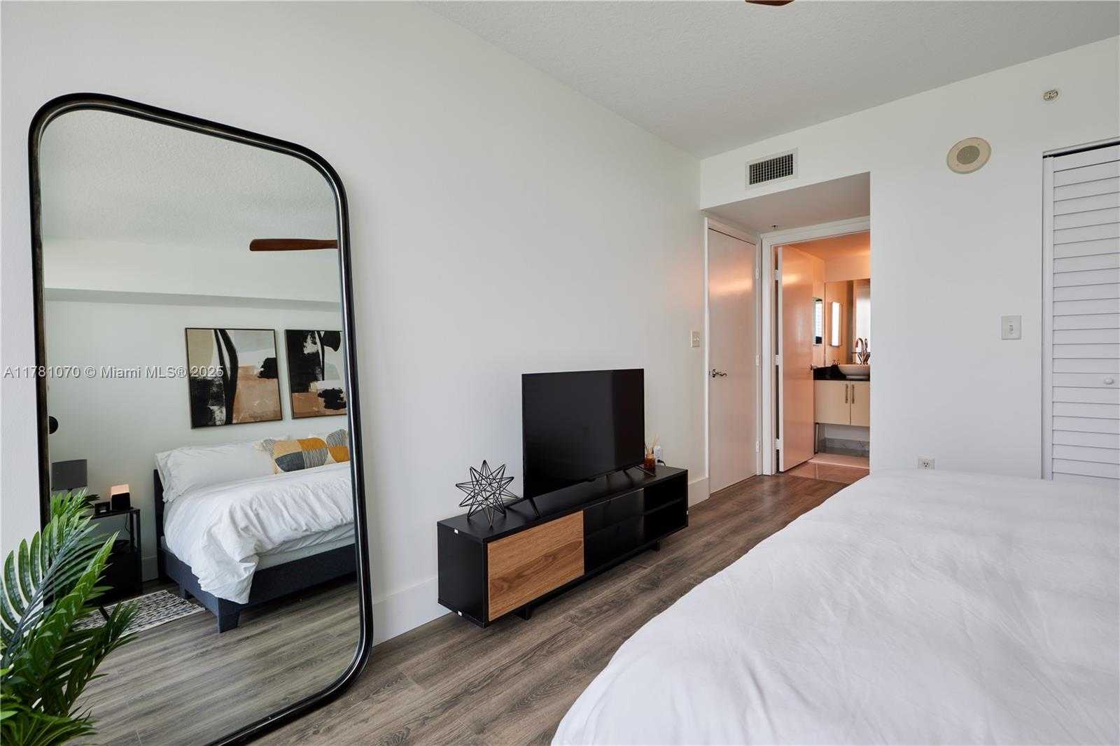 Small Image of 31 SOUTH EAST 5TH ST #3201, Miami Number 13