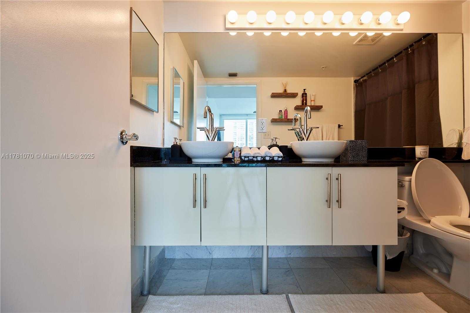 Small Image of 31 SOUTH EAST 5TH ST #3201, Miami Number 17