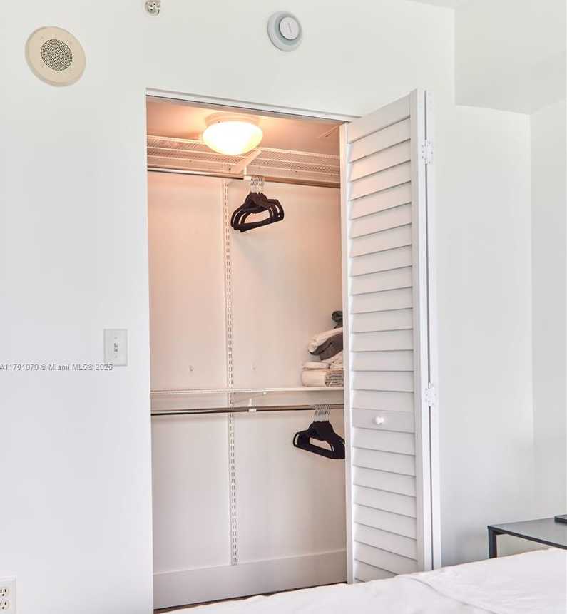 Small Image of 31 SOUTH EAST 5TH ST #3201, Miami Number 22