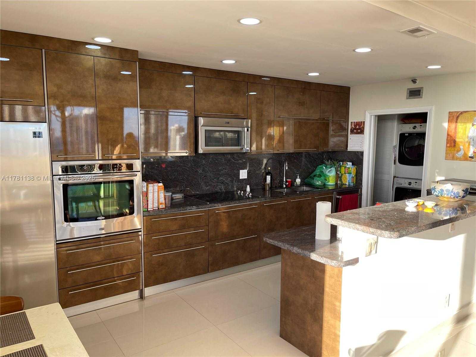 Small Image of 19355 TURNBERRY WAY #27E, Aventura Number 31