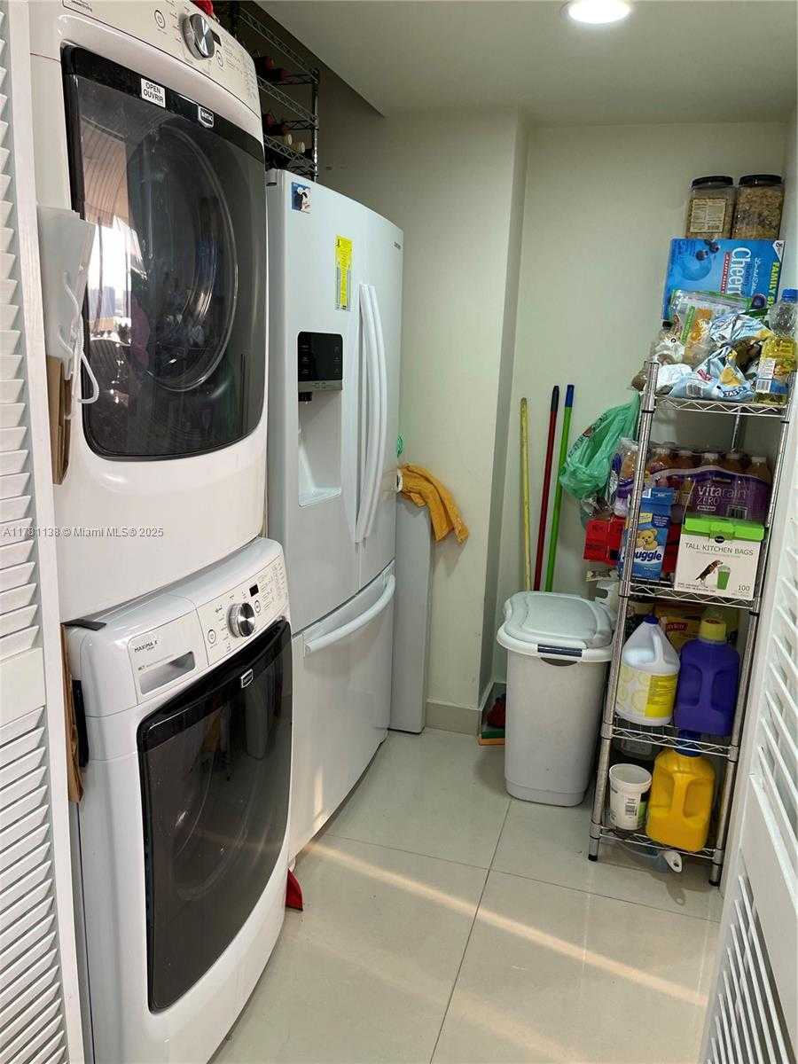 Small Image of 19355 TURNBERRY WAY #27E, Aventura Number 33