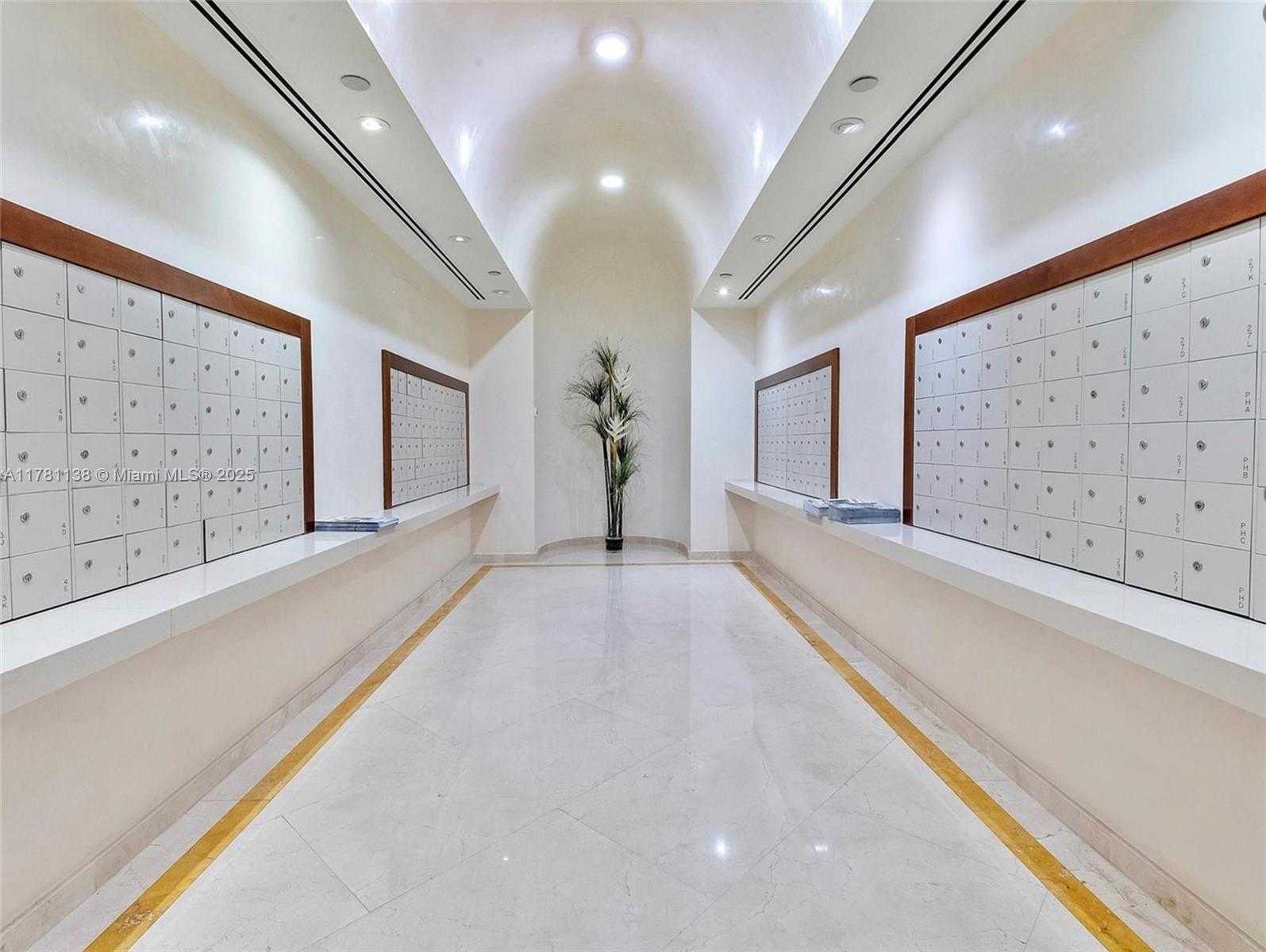 Small Image of 19355 TURNBERRY WAY #27E, Aventura Number 4