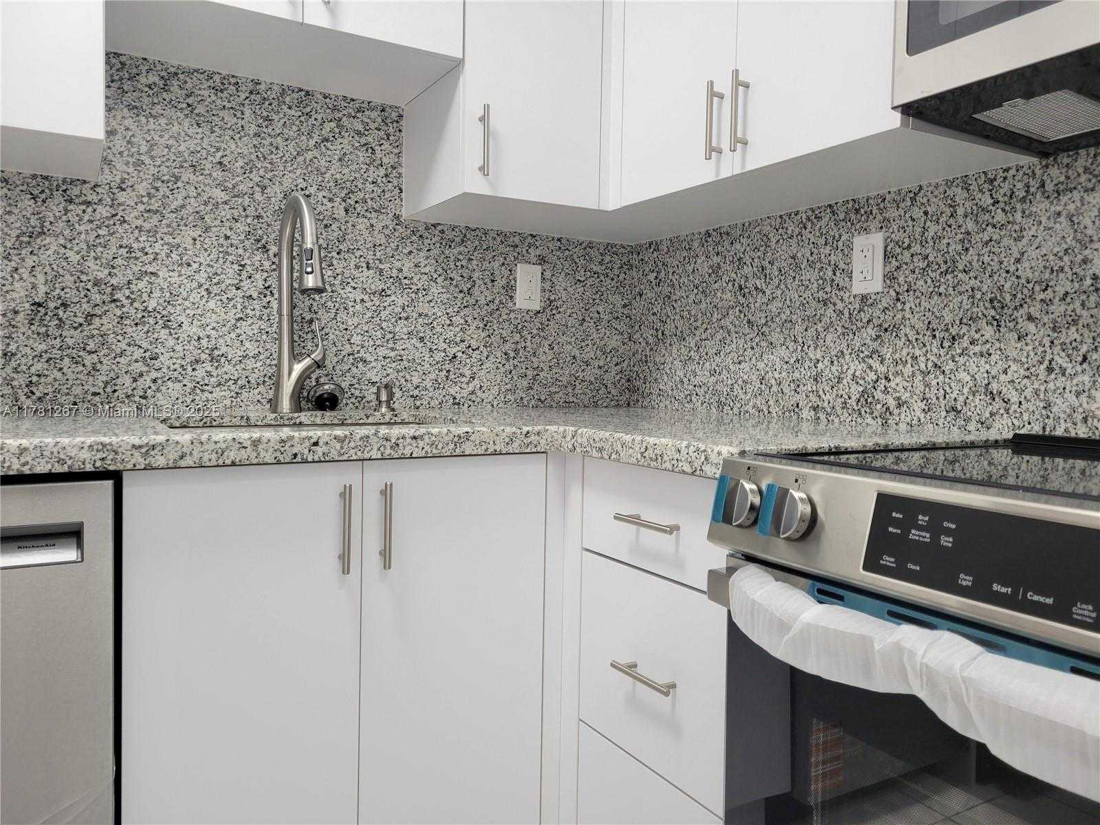 Small Image of 2899 COLLINS AVE #1401, Miami Beach Number 17