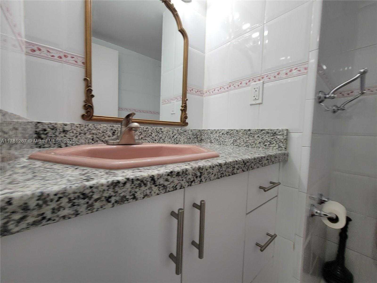 Small Image of 2899 COLLINS AVE #1401, Miami Beach Number 24