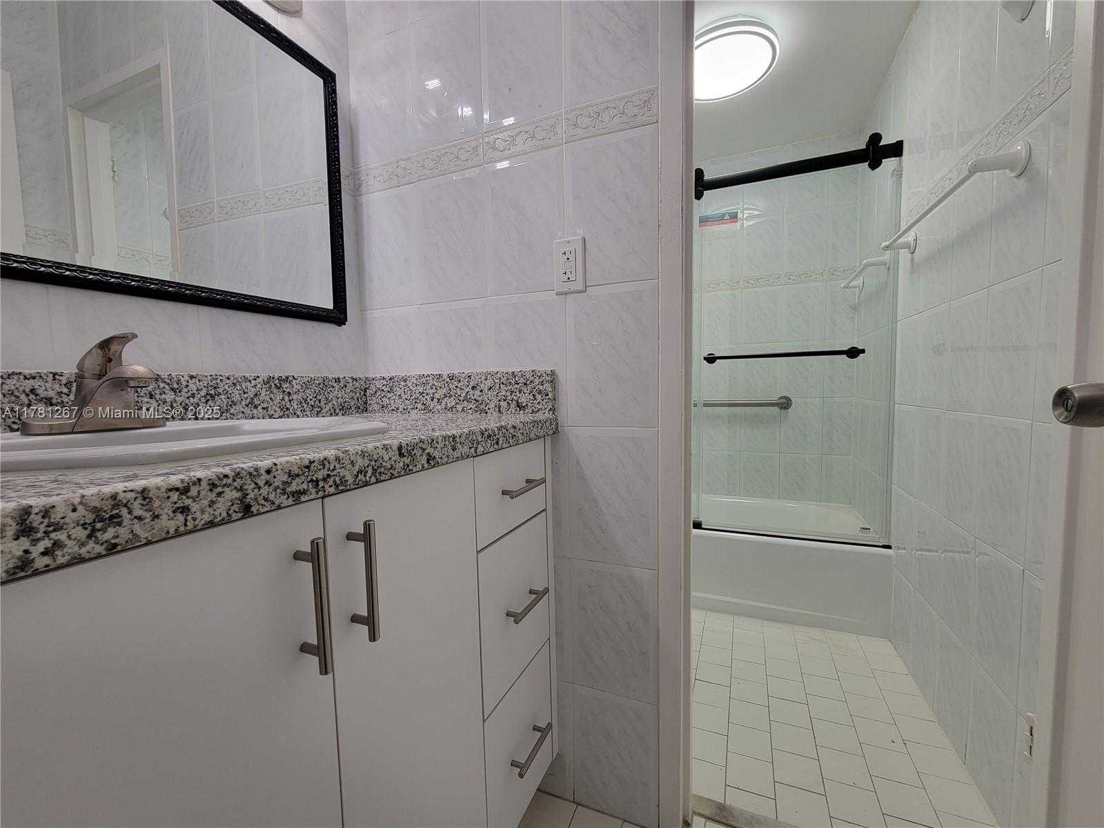 Small Image of 2899 COLLINS AVE #1401, Miami Beach Number 26