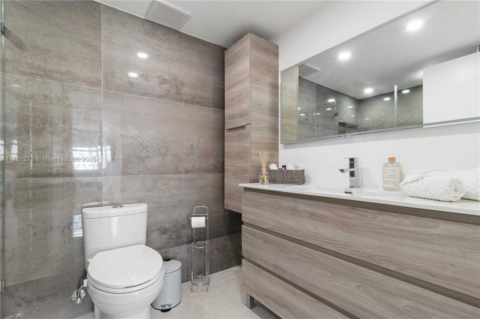 Small Image of 18081 BISCAYNE BLVD #801, Aventura Number 18