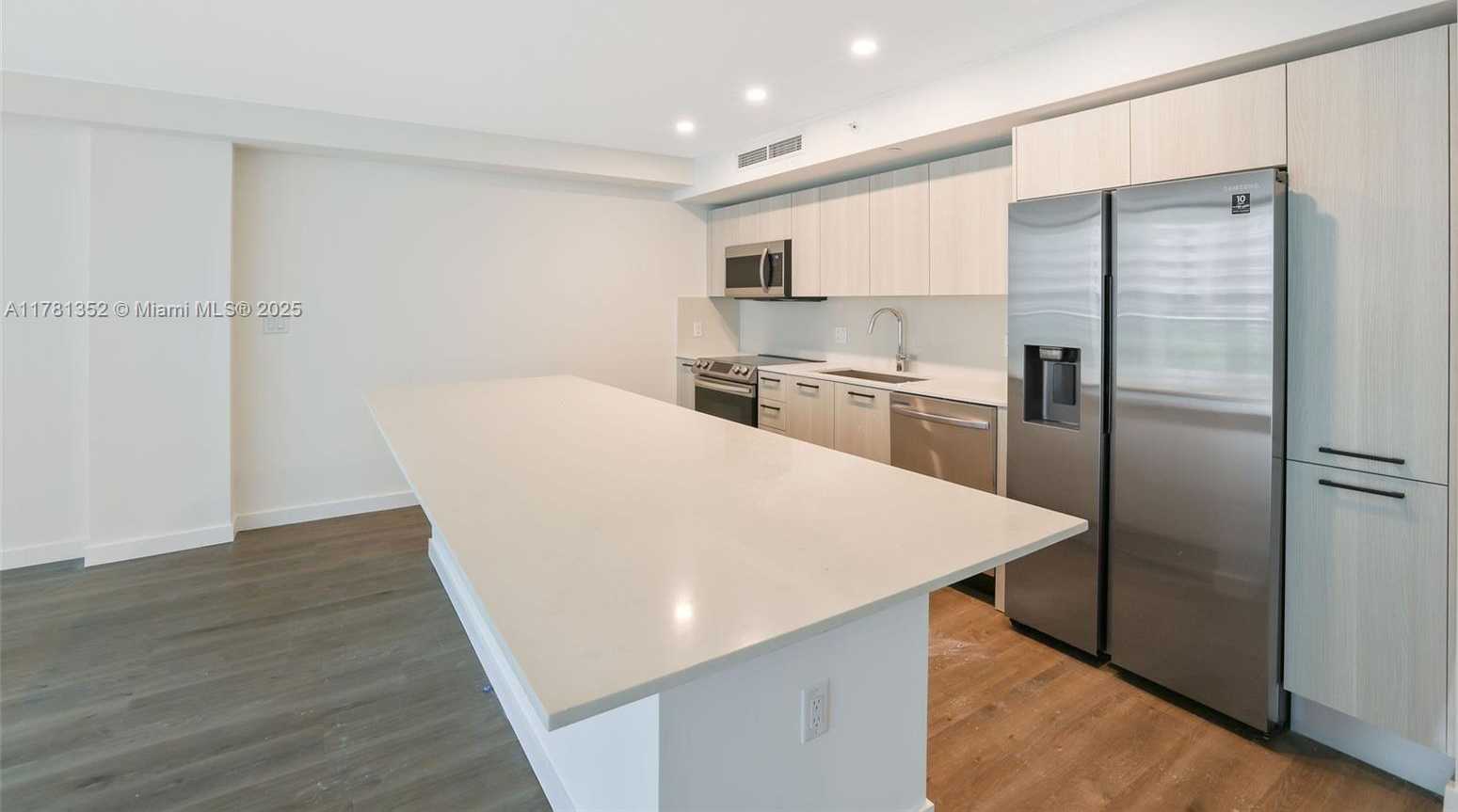 Small Image of 1500 BAY RD #N-0229, Miami Beach Number 3