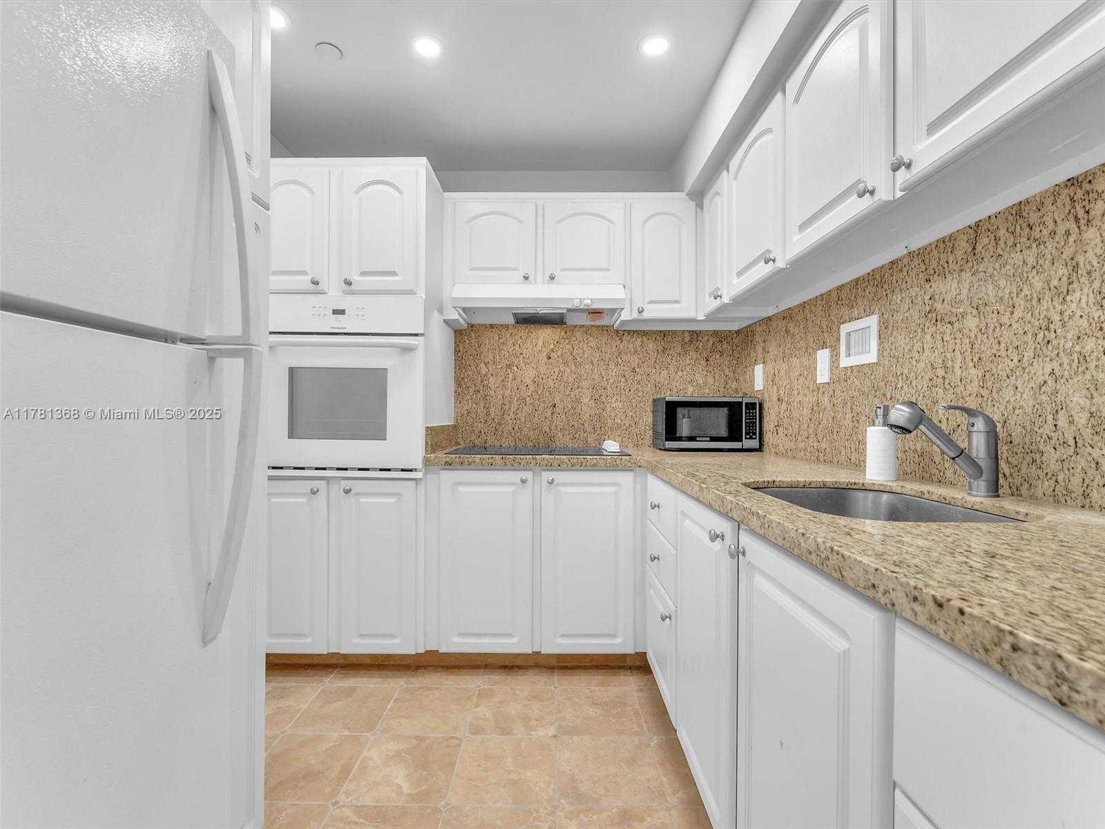 Small Image of 1000 WEST AVE #1014, Miami Beach Number 17